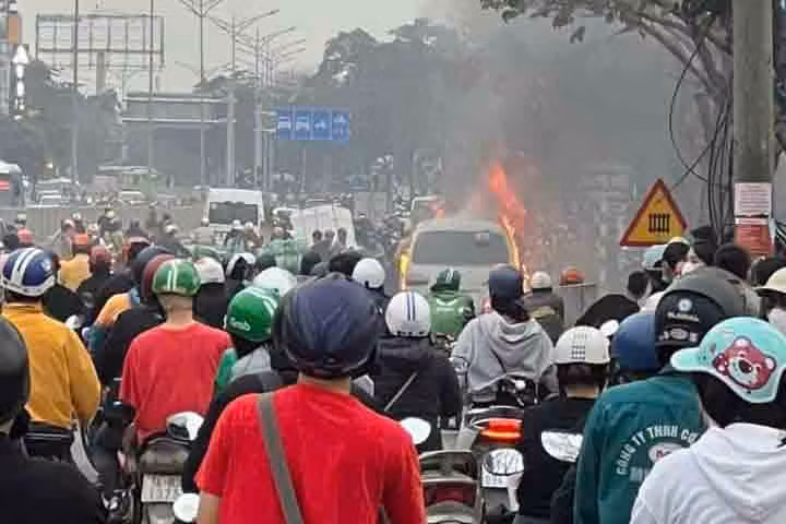 Vụ việc khiến ùn tắc kéo dài trên đường Giải Phóng. Ảnh: Người dân cung cấp