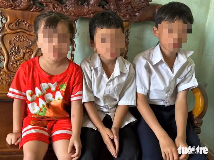 Ba cháu nhỏ có hoàn cảnh khá đáng thương vì thiếu tình cảm cha mẹ từ nhỏ - Ảnh: TÂM AN