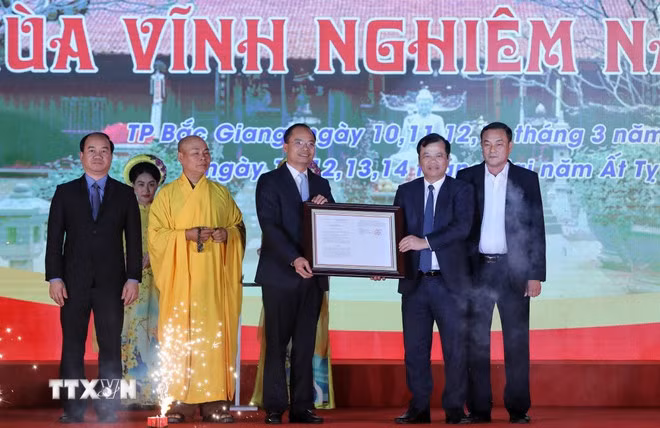Lễ Trao Quyết định của Thủ tướng Chính phủ về việc công nhận Bộ tượng Tam Tổ Trúc Lâm chùa Vĩnh Nghiêm là Bảo vật Quốc gia. (Ảnh: Danh Lam/TTXVN)