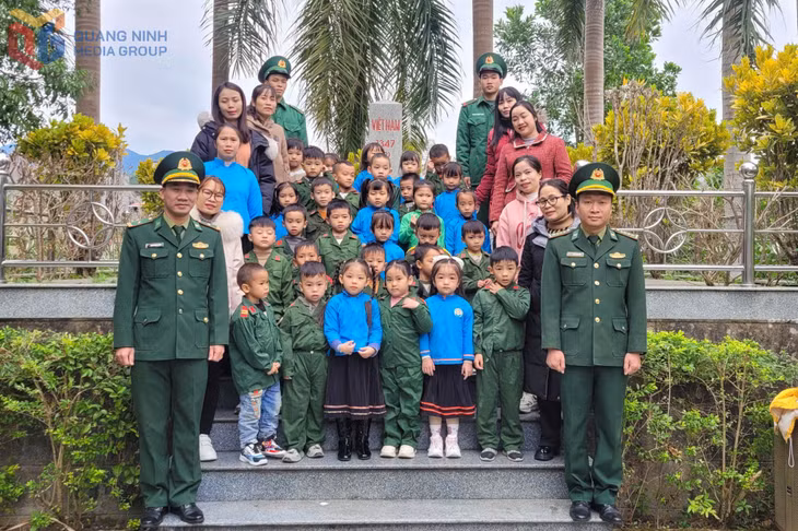 Học sinh Trường Mầm non Hải Sơn tham gia “Tiết học biên cương” tại cột mốc 1347 (2).