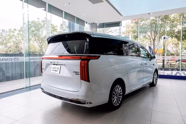 Phần đuôi xe của GWM WEY 80 được thiết kế vuông vắn để tối ưu không gian hành lý phía sau cũng như chỗ ngồi cho hành khách trong xe. GWM WEY 80 PHEV có phần đèn LED chạy ngang giúp tăng cảm giác to lớn, rộng rãi khi nhìn từ phía sau. Cửa cốp sau cũng là loại đóng/mở tự động tích hợp cảm biến đá chân mở cốp.