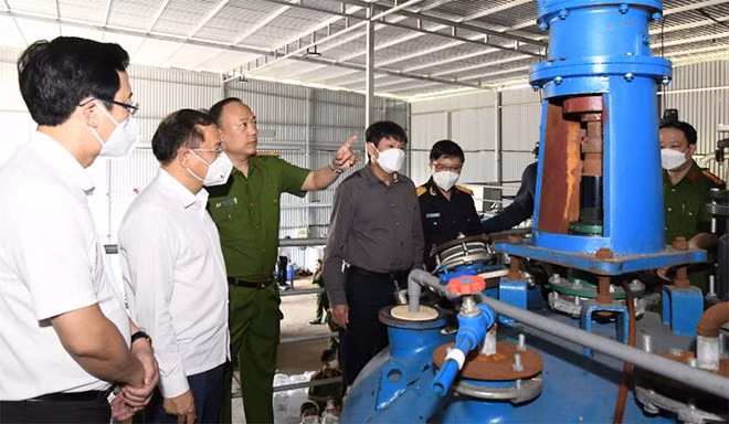 Cục trưởng C04 cho biết đây là xưởng sản xuất ma túy lớn nhất từ trước đến nay bị triệt phá. Ảnh: C04