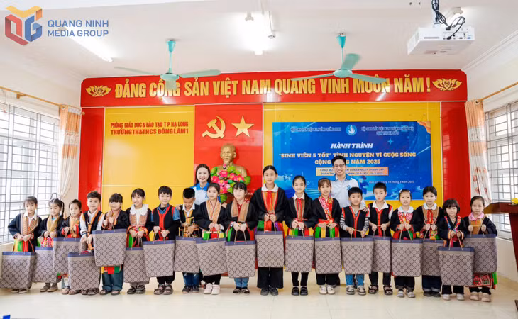 Hội Sinh viên Việt Nam tỉnh Quảng Ninh phối hợp với các đơn vị tổ chức chương trình thăm, tặng quà cho các em học sinh có hoàn cảnh khó khăn tại trường TH và THCS Đồng Lâm 1, xã Đồng Lâm, TP Hạ Long.
