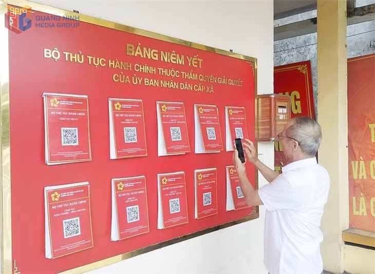 Người dân phường Vàng Danh (TP Uông Bí) quét mã QR để tra cứu thông tin. Ảnh Mai Hương, Trung tâm TTVH Uông Bí.