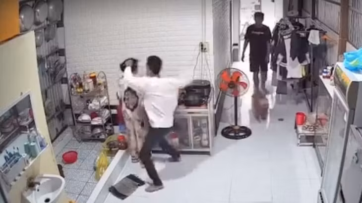 Hình ảnh người phụ nữ bị người đàn ông áo trắng túm tóc đánh. (Ảnh chụp màn hình).