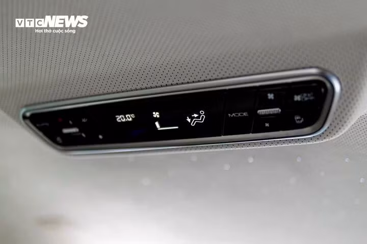 GWM WEY 80 PHEV được trang bị hệ thống điều hòa tự động 3 vùng độc lập cho phép hành khách phía sau cũng có thể chủ động điều chỉnh nhiệt độ phù hợp. Ngoài ra, xe cũng được tích hợp hệ thống nước hoa theo xe với 3 mùi hương tùy chọn.