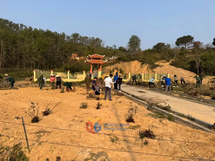 ĐVTN các đơn vị tham gia dọn vệ sinh, trồng cây xanh tại Đài tưởng niệm liệt sỹ xã Vĩnh Thực.