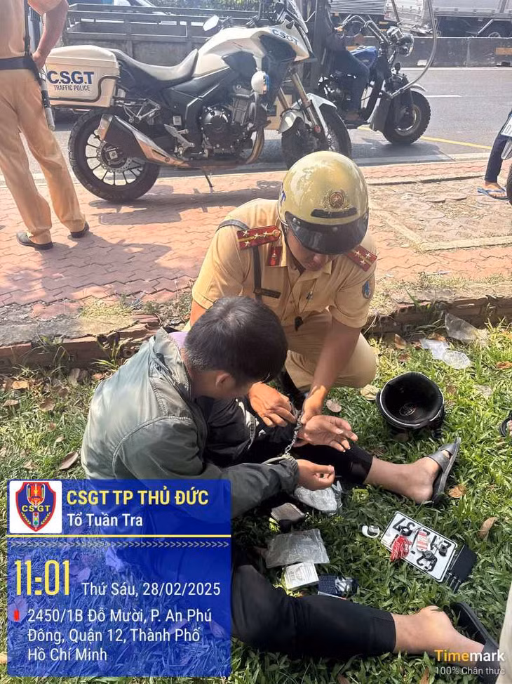 CSGT khống chế đối tượng. Ảnh: Công an cung cấp
