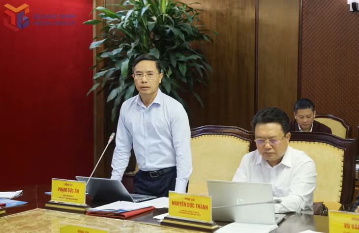 Đồng chí Phạm Đức Ấn, Phó Bí thư Tỉnh ủy, Chủ tịch UBND tỉnh, phát biểu tại cuộc họp.
