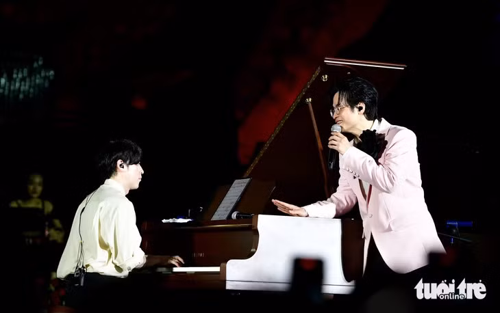 Yiruma và Hà Anh Tuấn như hai người bạn, dành nhiều lời khen ngợi cho nhau - Ảnh: DUYÊN PHAN