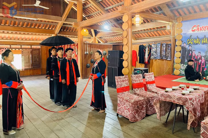 Sinh hoạt văn nghệ của người Dao Thanh Y tại Trung tâm Bảo tồn Văn hóa Dân tộc Dao xã Bằng Cả (TP Hạ Long).