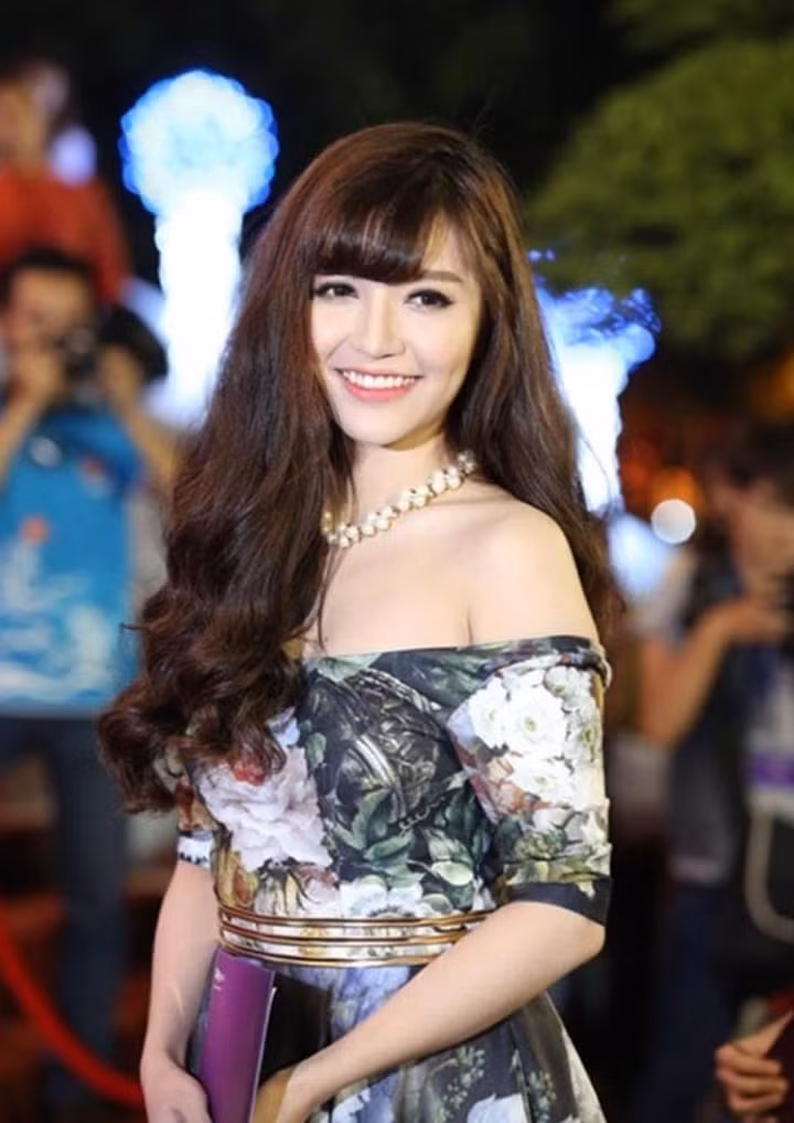 Năm 2011, Bích Phương phát hành ca khúc "Có khi nào rời xa". Bản hit nhanh chóng trở thành hiện tượng và đưa tên tuổi nữ ca sỹ đến gần hơn với khán giả. Lúc này, nhan sắc của Bích Phương đã có sự thay đổi rõ rệt với làn da trắng, sống mũi cao.
