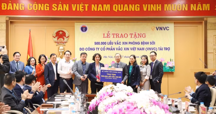 Bộ Y tế tiếp nhận 500.000 liều vaccine sởi.