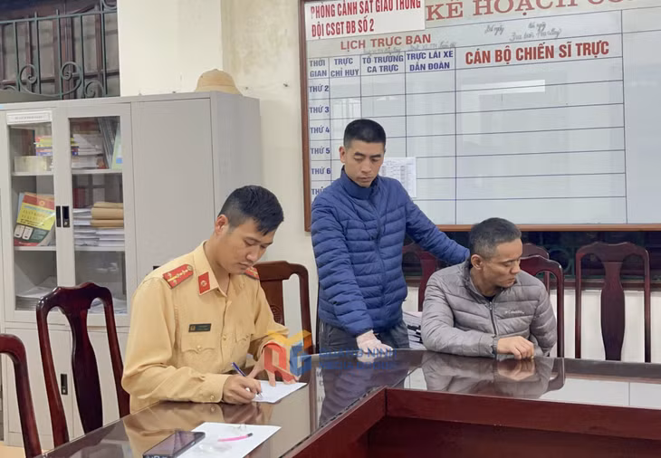 Đối tượng T.Q.H tại trụ sở Đội CSGT đường bộ số 2, phòng CSGT Công an tỉnh.
