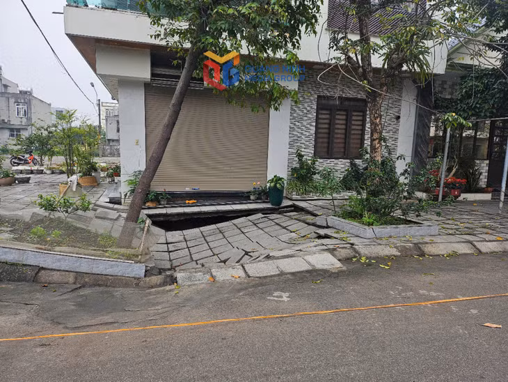 Khu vực sụt lún phía trước của nhà ông Trương Văn Dung, Tổ 1, Khu Nam Sơn 2, phường Cẩm Sơn, TP Cẩm Phả.