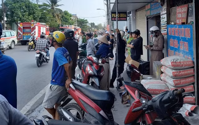 Nhiều xe chữa cháy được điều động dập lửa.