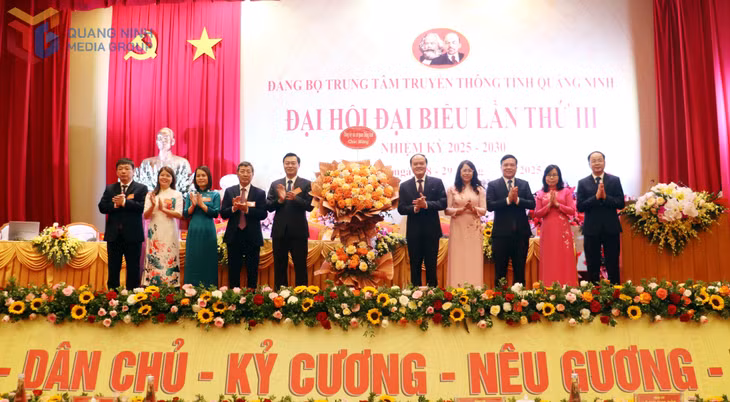 Đồng chí Hoàng Quang Hải, Phó Bí thư Chuyên trách Đảng ủy Các cơ quan tỉnh tặng hoa chúc mừng Đại hội.