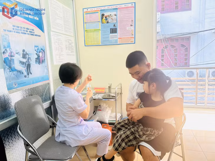 Tiêm vắc-xin là cách phòng, chống bệnh tốt nhất cho trẻ.
