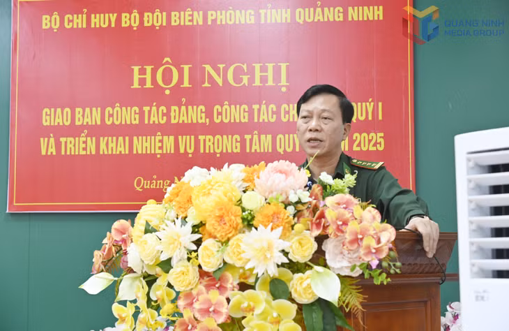 Đại tá Lê Xuân Men, Chính ủy BĐBP tỉnh phát biểu chỉ đạo tại hội nghị.