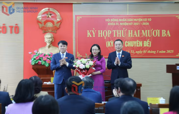 Lãnh đạo HĐND huyện Cô Tô tặng hoa chúc mừng đồng chí Lê Ngọc Hân, Bí thư Huyện ủy trúng cử chức vụ Chủ tịch UBND huyện Cô Tô.