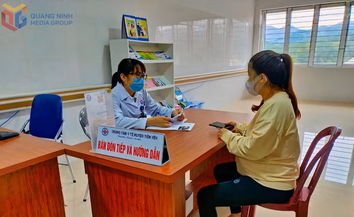 Bác sĩ Trung tâm Y tế huyện Tiên Yên tư vấn sức khỏe cho phụ nữ mang thai.