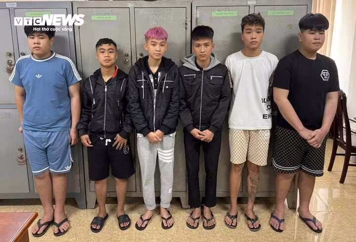 Nhóm thanh thiếu niên bị bắt về trụ sở Phòng Cảnh sát hình sự Công an TP Huế để lấy lời khai. (Ảnh: Phan Bé)