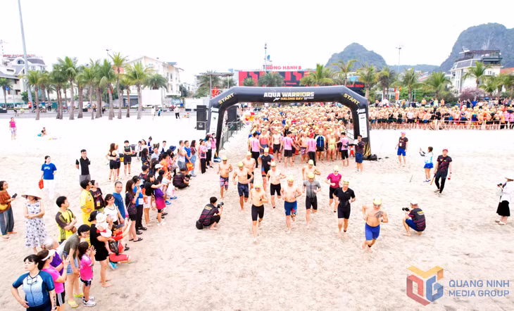 Các VĐV tham gia Giải Aqua Warriors Halong Bay 2024 tại Bãi biển Hòn Gai. Ảnh: Tạ Quân