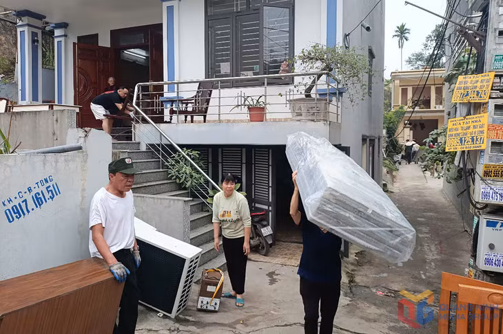Cán bộ phường Hà Lầm và khu phố 5 hỗ trợ người dân di chuyển đồ đạc, bàn giao mặt bằng triển khai dự án đường nối QL18 với tỉnh lộ 336.