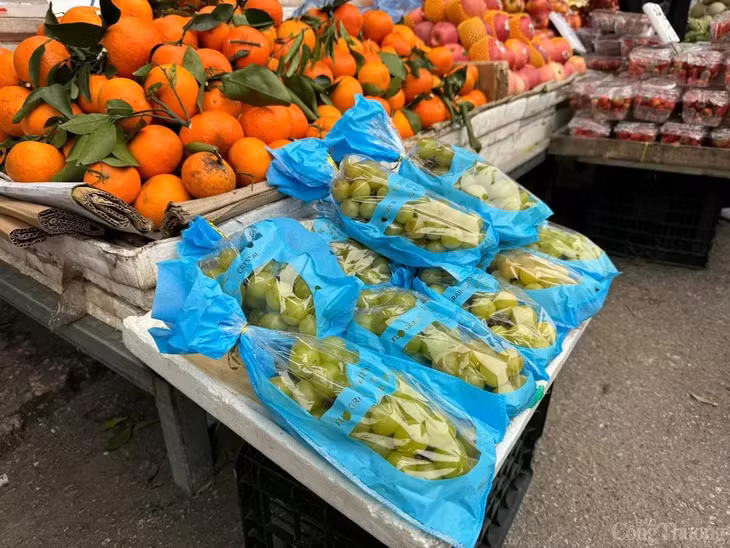 Nho sữa Trung Quốc có thể dễ dàng tìm mua ở các chợ dân sinh.