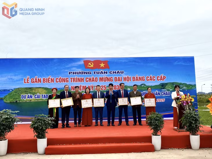 UBND phường Tuần Châu khen thưởng những đơn vị, cá nhân có đóng góp tích cực trong việc nâng cấp, mở rộng tuyến đường.
