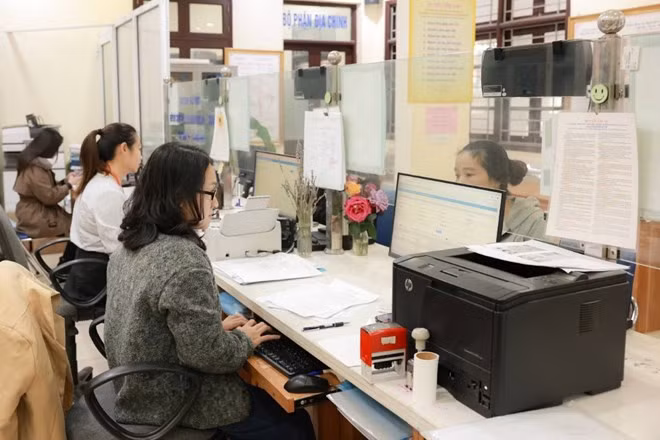 Bộ Chính trị vừa ban hành Kết luận 128-KL/TW về chủ trương tạm dừng tuyển dụng, bổ nhiệm, giới thiệu cán bộ liên quan tới việc sắp xếp, tổ chức bộ máy. Ảnh minh họa: Hải Nguyễn