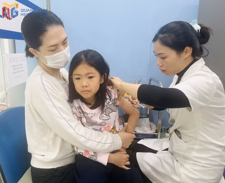 Nhân viên y tế phòng tiêm chủng Safpo 11.2 tiêm vắc xin sởi cho trẻ.