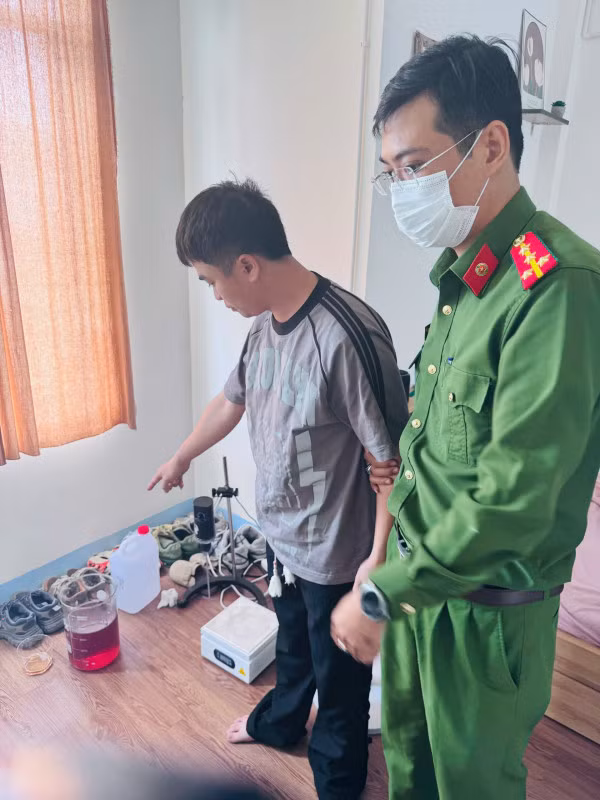 Đối tượng Nguyễn Hữu Quyết cùng tang vật tại hiện trường.