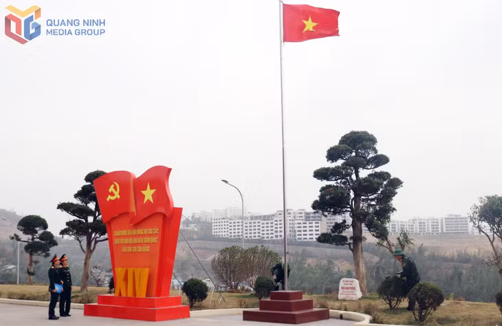 Pano, khẩu hiệu chào mừng đại hội đảng bộ các cấp nhiệm kỳ 2025-2030 tại Bộ CHQS tỉnh.