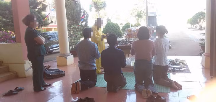 Hình ảnh bạn đọc cung cấp cho thấy sự việc diễn ra ngay khu vực trung tâm trường, nơi thường xuyên tổ chức các buổi ngoại khóa, chào cờ, có cả lãnh đạo nhà trường - Ảnh: HOA ANH