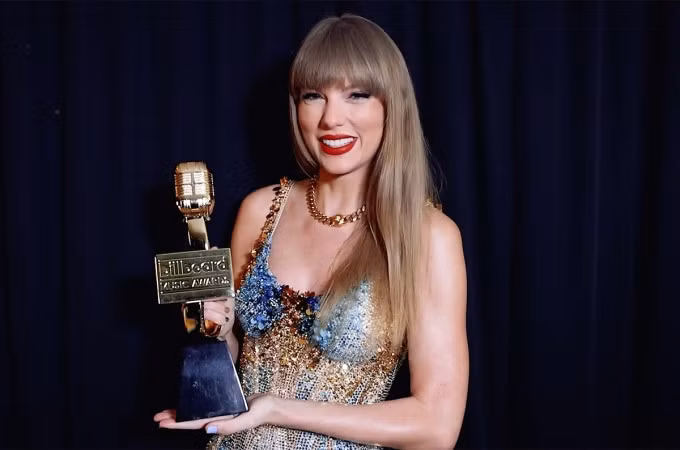 Taylor Swift nhận tượng vàng tại Billboard Music Awards 2023. Ảnh: Billboard