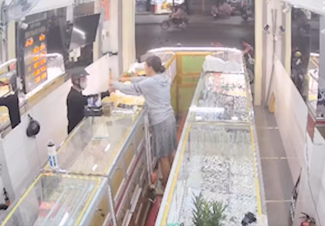 Thời điểm Tiến vào tiệm vàng vờ mua nhẫn rồi ra tay cướp giật. Ảnh: Công an