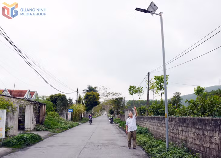 Hệ thống điện chiếu sáng sử dụng đèn năng lượng mặt trời tại thôn 1 (xã Quảng La) do Hội CCB xã tham gia đóng góp xây dựng.