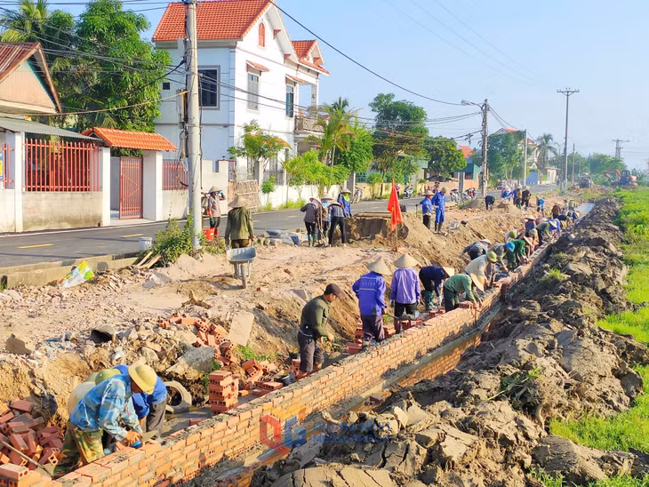 Chi bộ khu phố Bình Lục Hạ, phường Hồng Phong (TP Đông Triều) vận động nhân dân làm cải tạo, nâng cấp hệ thống đường sản xuất.