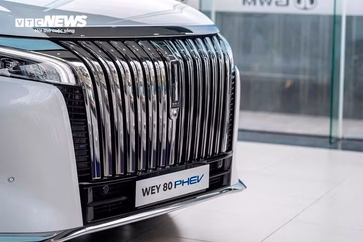 GWM WEY 80 PHEV được trang bị lưới tản nhiệt nan dọc cỡ lớn tạo cảm giác bề thế khi nhìn từ phía đầu xe.