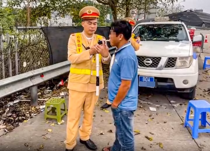 Tổ công tác kiểm tra nồng độ cồn của tài xế.
