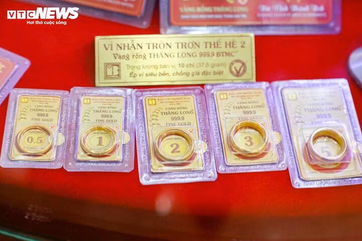 Trưa 19/3, giá vàng nhẫn lập đỉnh lịch sử 100 triệu đồng/lượng. (Ảnh: Minh Đức).