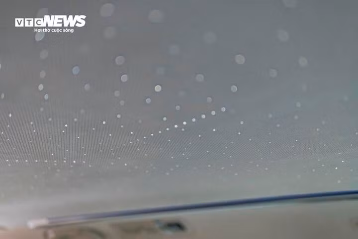 Trên trần xe của GWM WEY 80 PHEV là bầu trời sao từ nhiều điểm LED và có thể tạo hình ảnh sao chổi sinh động giúp người ngồi phía sau có thể thư giãn trong mỗi chuyến đi.