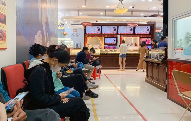 Tại cửa hàng kinh doanh vàng trên đường Cầu Giấy (Hà Nội), hàng dài người chờ đến lượt giao dịch. Ảnh: Phương Anh