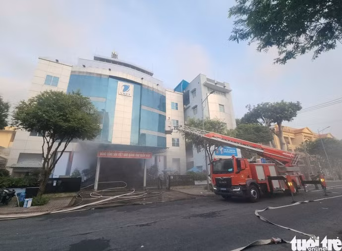 Lực lượng chữa cháy dùng xe thang tiếp cận hiện trường từ trên cao - Ảnh: HOÀI THƯƠNG