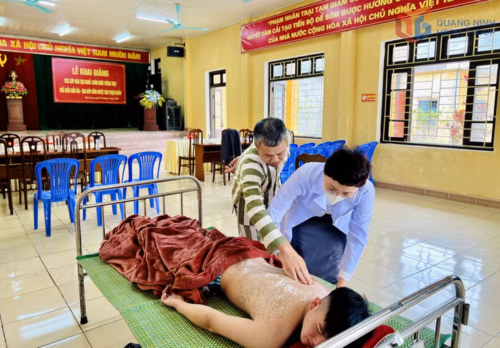 Phạm nhân được truyền nghề xoa bóp bấm huyệt.