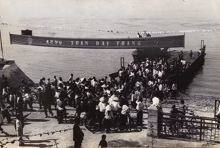 Quang cảnh bến phà Hòn Gai sau ngày Hiệp định Paris được ký kết (27/1/1973), chấm dứt chiến tranh xâm lược của Mỹ đối với miền Nam Việt Nam. Ảnh: Bảo tàng tỉnh Quảng Ninh