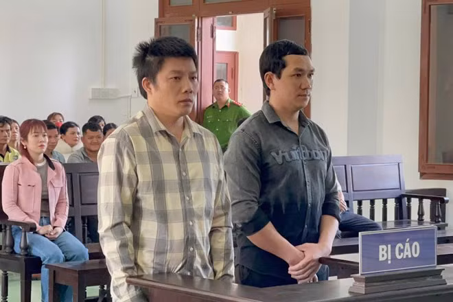 Thấy người khác chạm vào người vợ mình trong lúc hát hò, Trần Văn Thông (chồng, bên phải) và Lê Ngọc Dũng dùng hung khí đánh nhiều người. Ảnh: Thế Minh