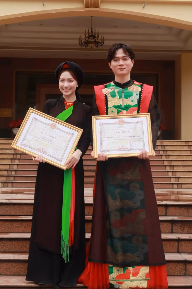Với MV Bắc Bling, Hòa Minzy và Tuấn Cry (phải) nhận bằng khen của chủ tịch UBND tỉnh Bắc Ninh - Ảnh: NVCC