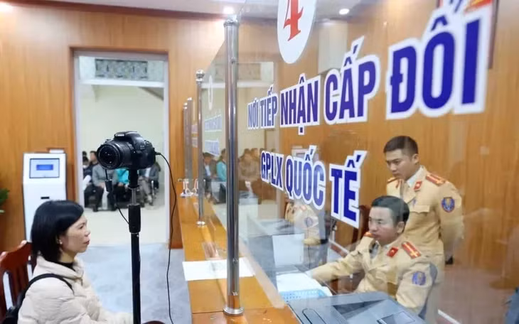 Khi đang chờ cấp, đổi giấy phép lái xe có được tham gia giao thông không? ảnh 1